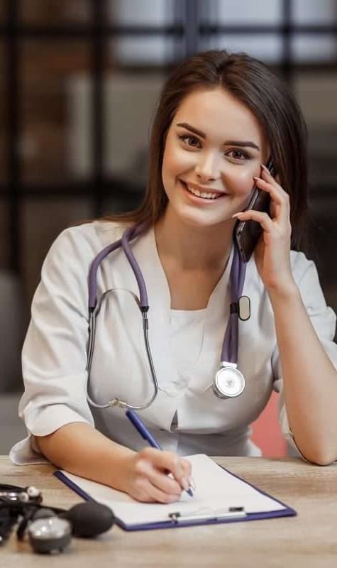 Profissional de saúde sorrindo ao telefone